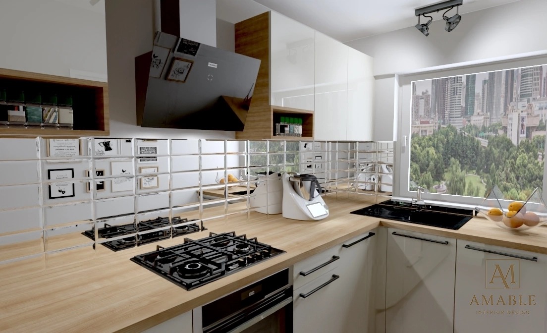 Nowoczesna kuchnia z błyszczącymi, lustrzanymi płytkami nad blatem, drewnianym blatem, czarną płytą grzewczą i widokiem na miasto z okna.