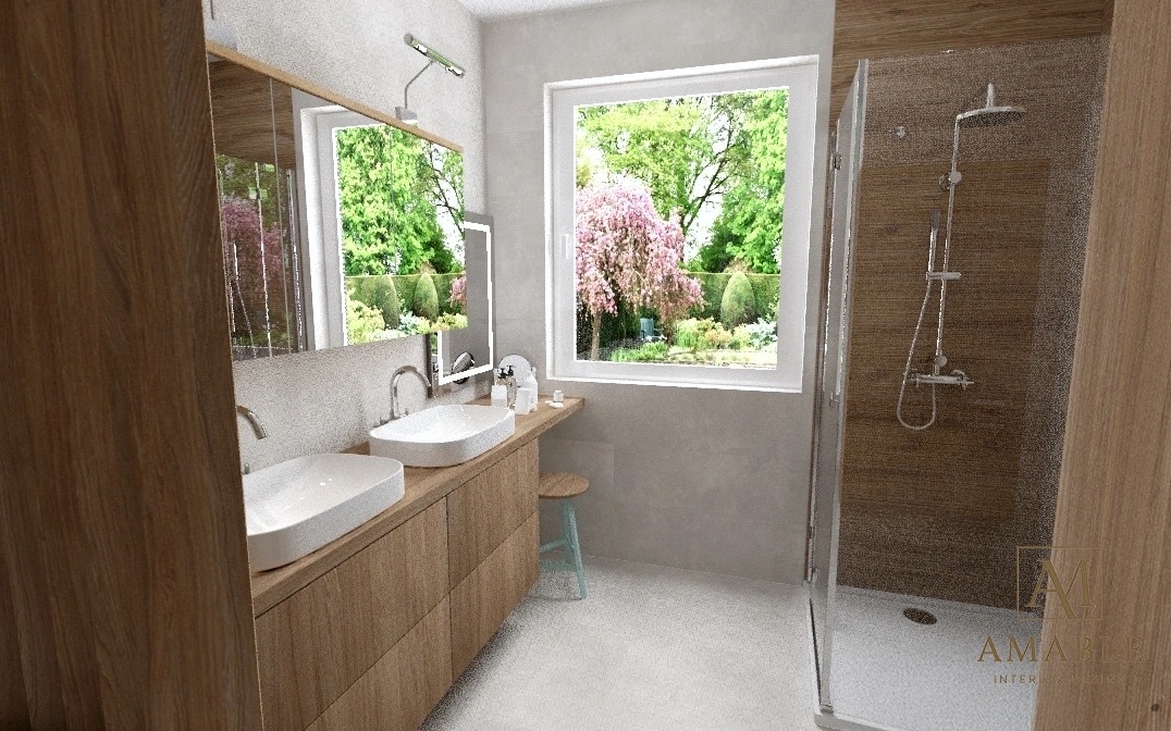 Jasna łazienka z drewnianymi akcentami: dwie umywalki na szafce, kabina prysznicowa i okno z widokiem na ogród, tworzące harmonijną przestrzeń.