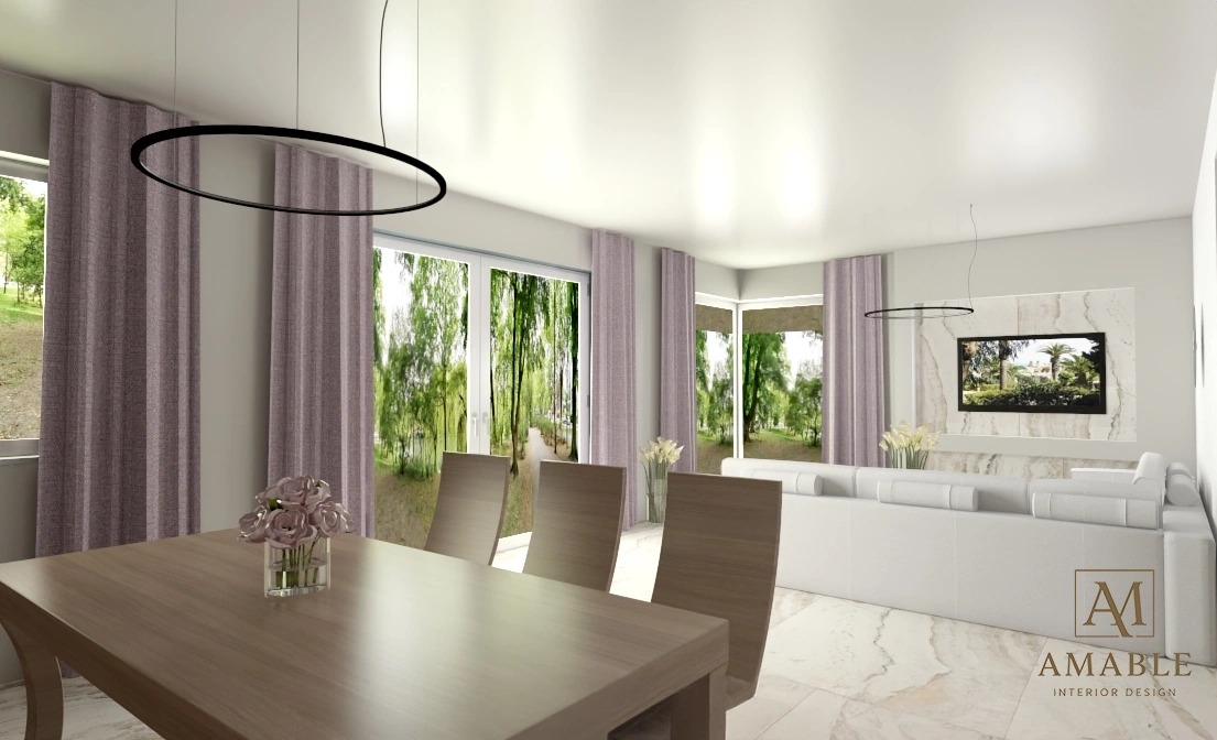 Jasne wnętrze z dużym oknem i widokiem na zieleń. Stół z kwiatami, krzesła, sofa i telewizor na ścianie. Minimalistyczne lampy wiszące.