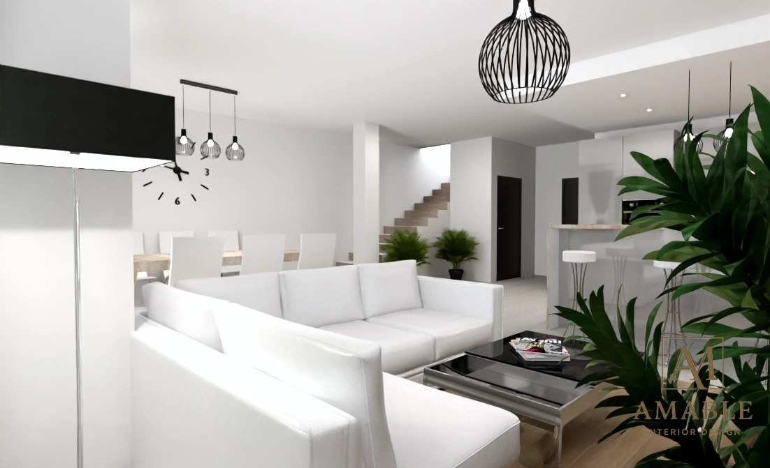 Wnętrze salonu w bieli: nowoczesna sofa, designerski zegar ścienny i lampy. Minimalistyczny styl z roślinami doniczkowymi i schodami w tle. Jasne, przestronne pomieszczenie.