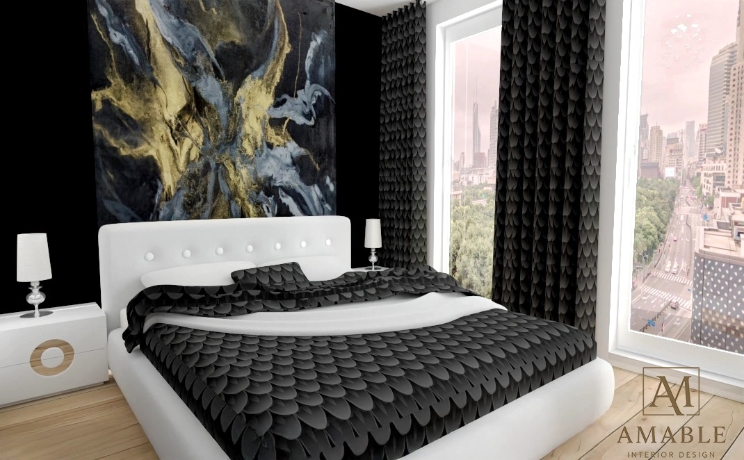 Nowoczesna sypialnia z łóżkiem w czarno-białej pościeli, abstrakcyjnym obrazem na ścianie i widokiem na miasto przez okno z ciemnymi zasłonami.