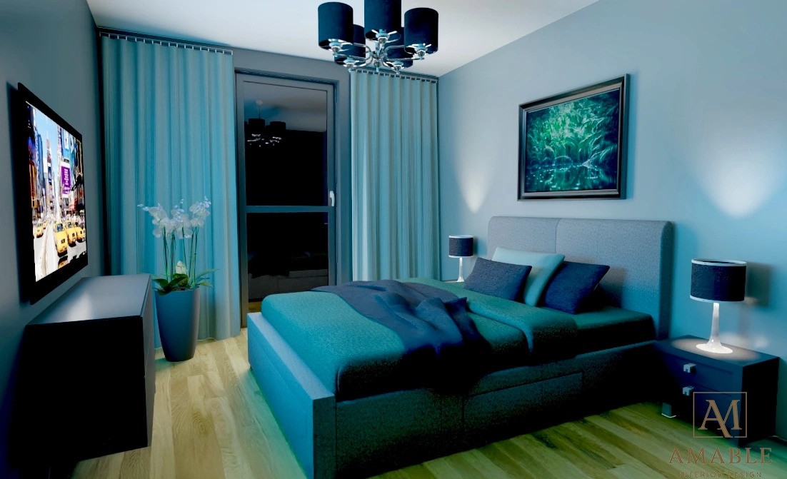 Nowoczesna sypialnia w chłodnych odcieniach z łóżkiem, lampkami nocnymi, telewizorem z widokiem na miasto i czarnym żyrandolem.