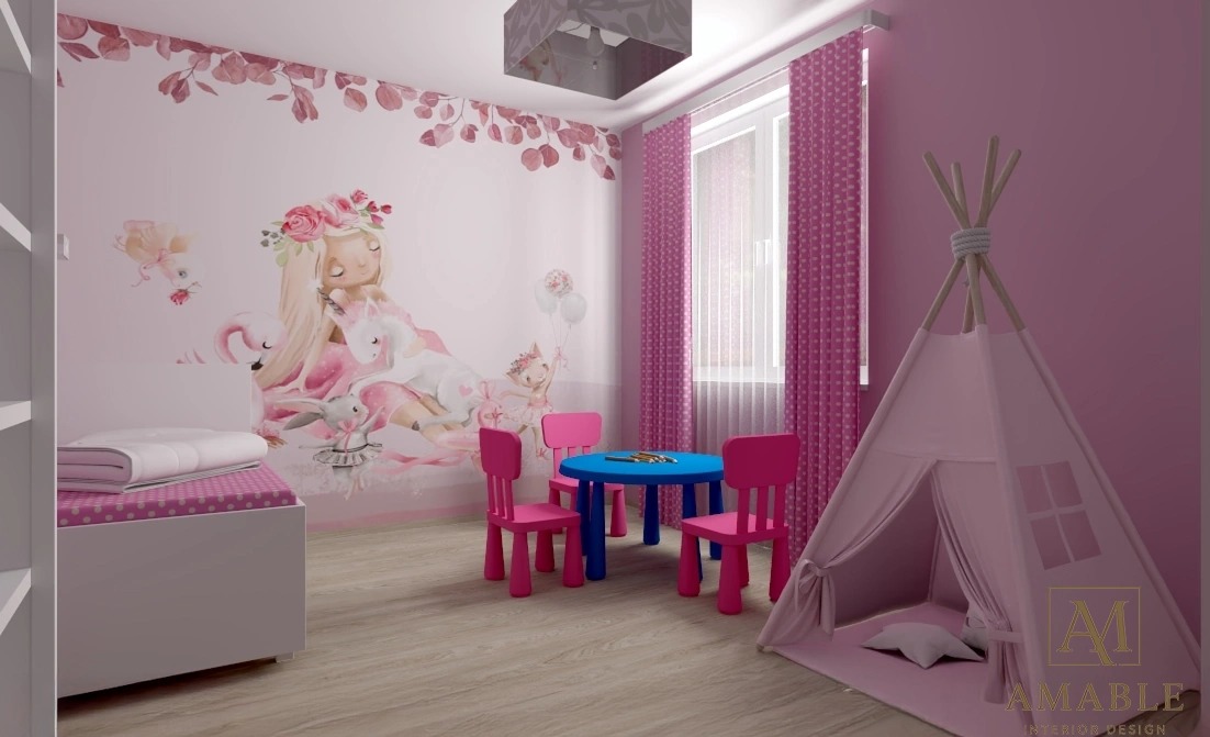 Pokój dziecięcy z motywem baśniowym: różowe ściany z ilustracjami, tipi, niebieski stolik z krzesłami i łóżko. Subtelne oświetlenie i dziecięcy, radosny klimat.