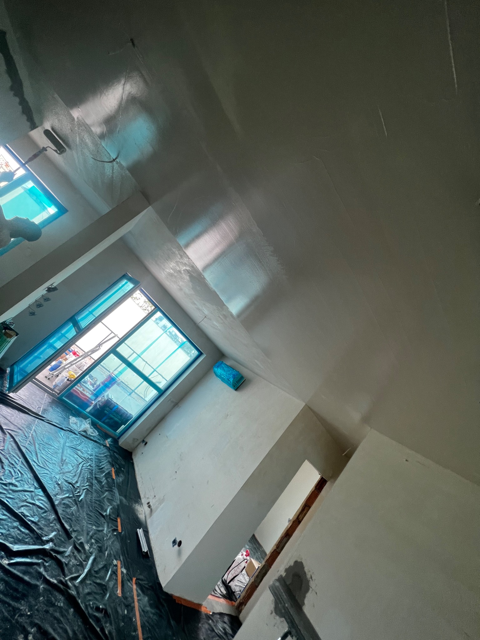 Szpachlowanie natryskowe , malowanie natryskowe w tysiącach metrów . Oraz inne remonty