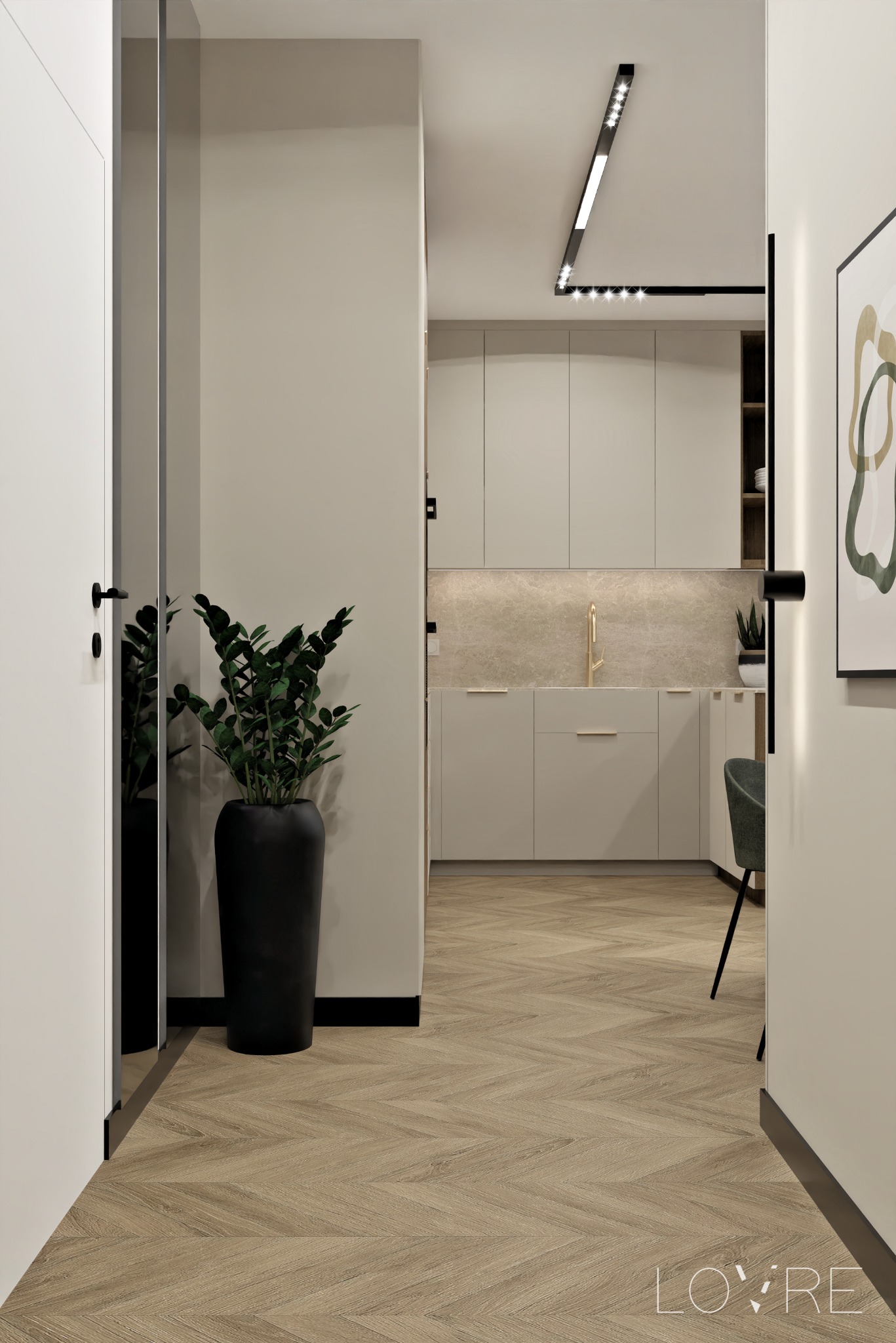 Nowoczesne wnętrze mieszkania z jasną kuchnią w tle, parkiet w jodełkę, minimalistyczne oświetlenie sufitowe i wysoka roślina doniczkowa w czarnej donicy przy lustrze.