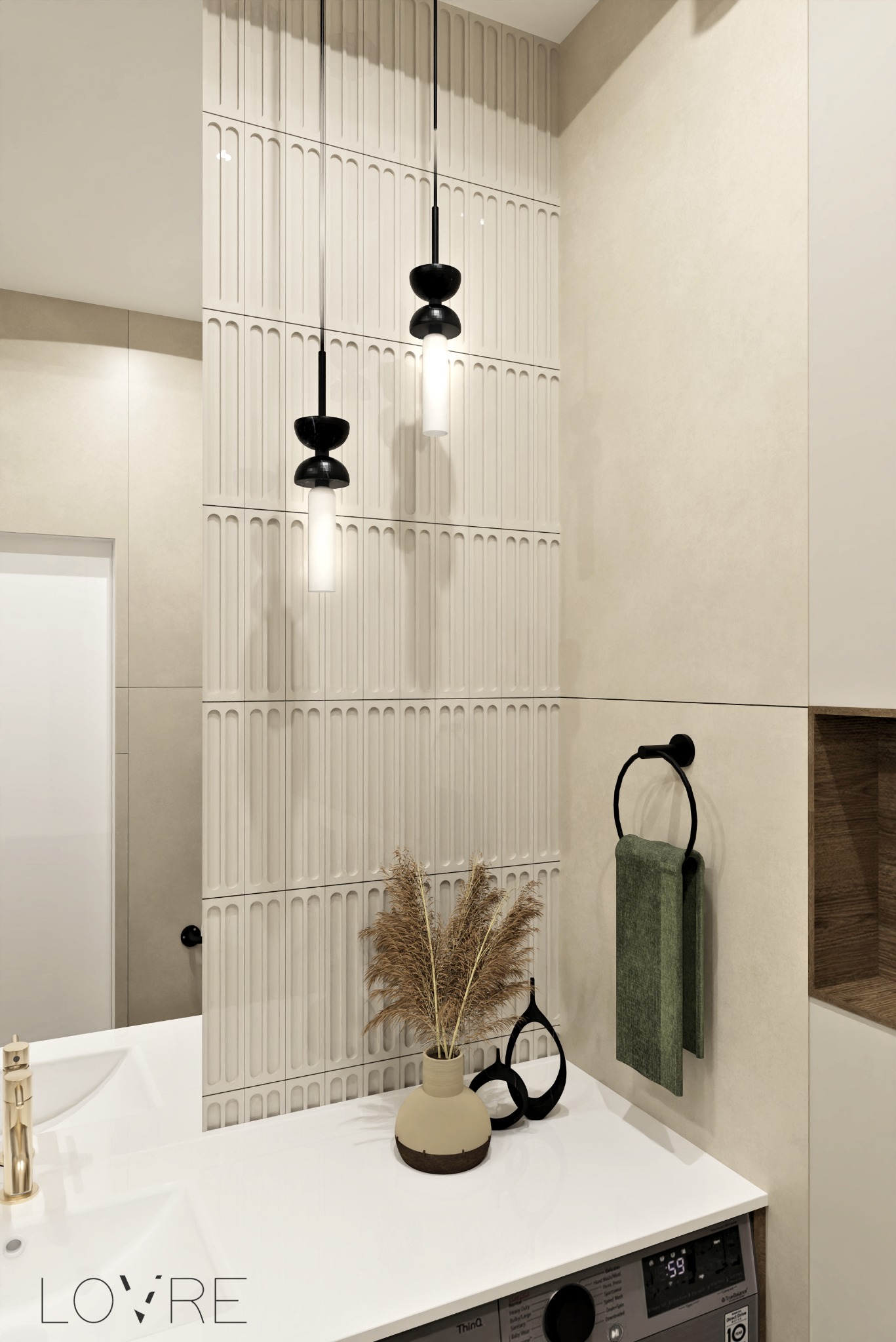 Nowoczesna łazienka z beżowymi płytkami o pionowym wzorze, wiszącymi lampami w stylu retro, białym blatem z umywalką i złotą baterią oraz dekoracyjnym wazonem z suszonymi trawami, uzupełniona...