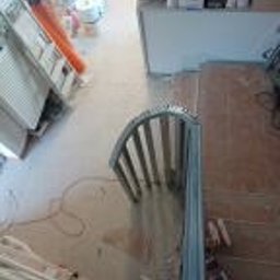 Wykończmy To - Stelaż metalowy do konstrukcji ścianki działowej z płyty gipsowo-kartonowej, widoczne profile i narzędzia na podłodze, przygotowania do montażu.