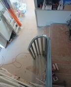 Stelaż metalowy do konstrukcji ścianki działowej z płyty gipsowo-kartonowej, widoczne profile i narzędzia na podłodze, przygotowania do montażu.