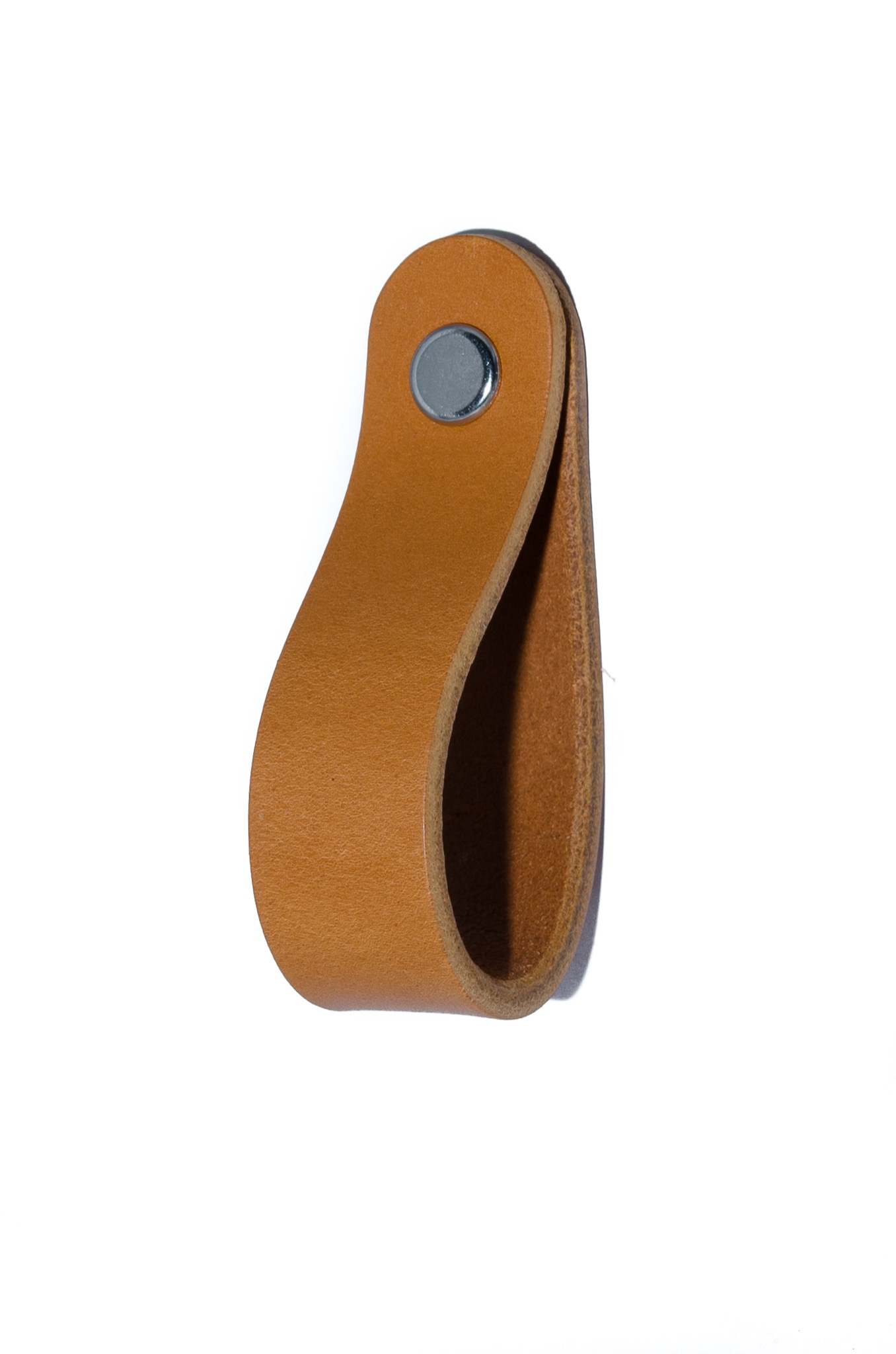 Brązowy uchwyt meblowy ze skóry, przymocowany srebrnym nitem, widoczny na białym tle.