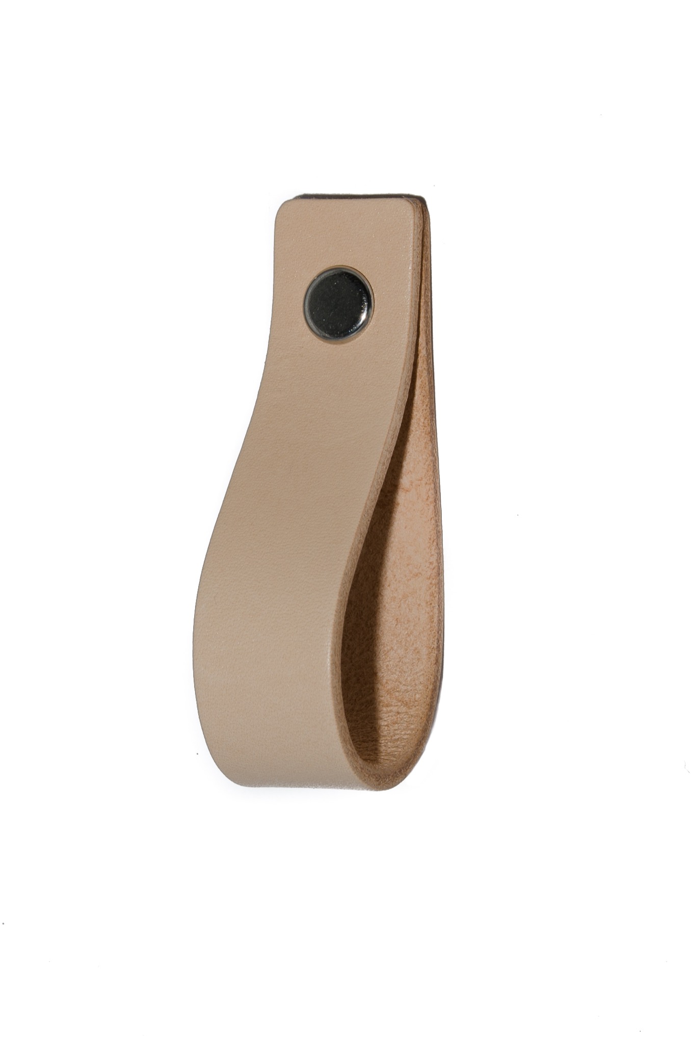 Beżowy skórzany uchwyt meblowy przymocowany metalowym nitem, widoczna wewnętrzna strona skóry o naturalnym odcieniu.