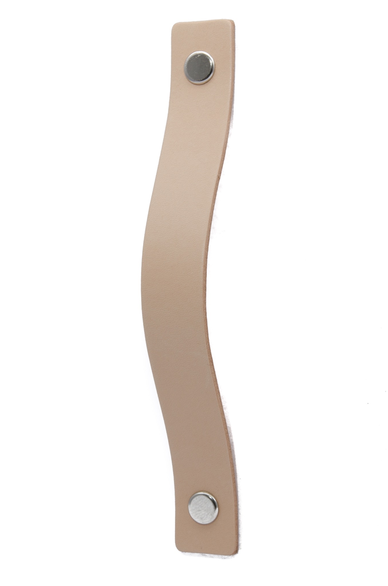 Beżowy, skórzany uchwyt meblowy, przymocowany srebrnymi nitami, wygięty w delikatny łuk, na białym tle.