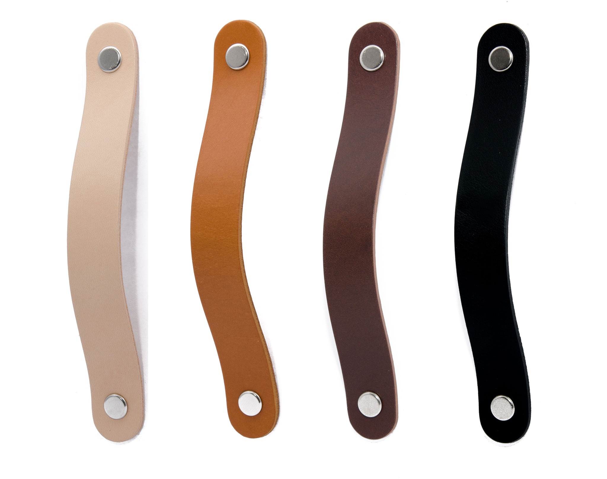 Cztery skórzane uchwyty meblowe w kolorach: beżowym, brązowym, ciemnobrązowym i czarnym, przymocowane za pomocą srebrnych nitów, na białym tle.