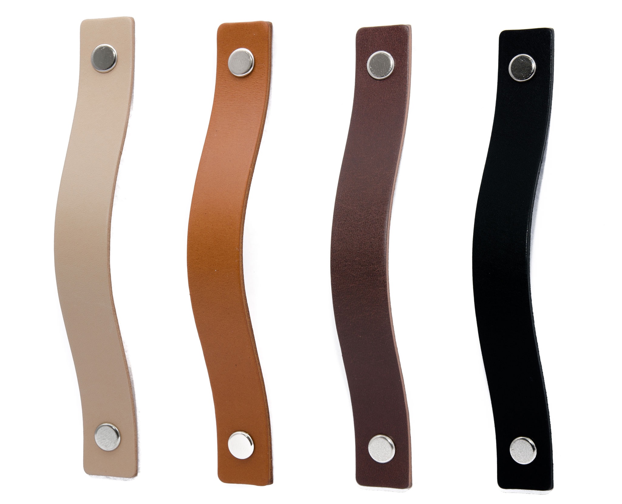 Cztery skórzane uchwyty meblowe w odcieniach beżu, brązu i czerni, przymocowane srebrnymi nitami, na białym tle.