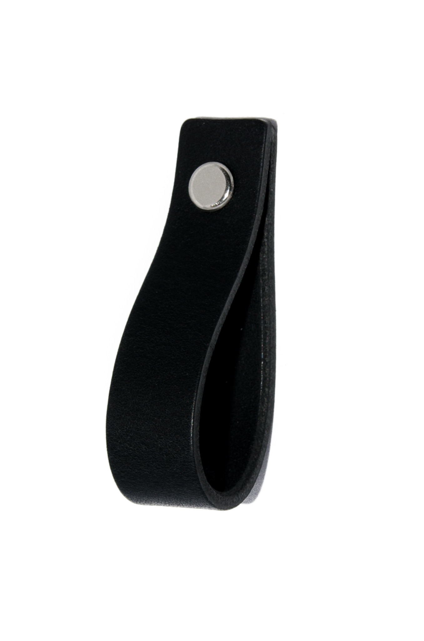 Czarny, skórzany uchwyt meblowy z metalowym nitem, zawieszony na białym tle.