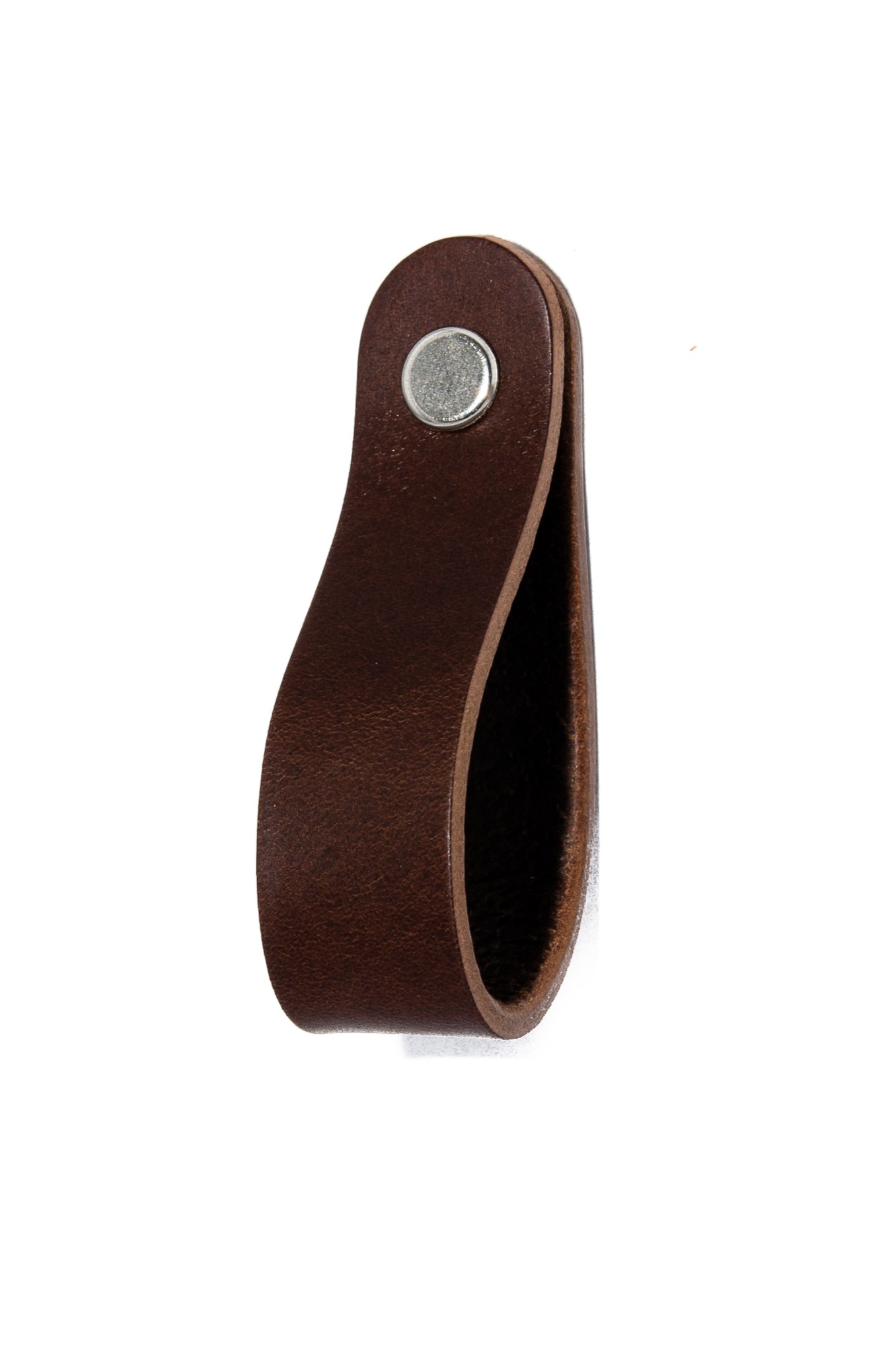 Brązowy skórzany uchwyt meblowy z metalowym nitem, widoczna faktura skóry i krawędzie, na białym tle.
