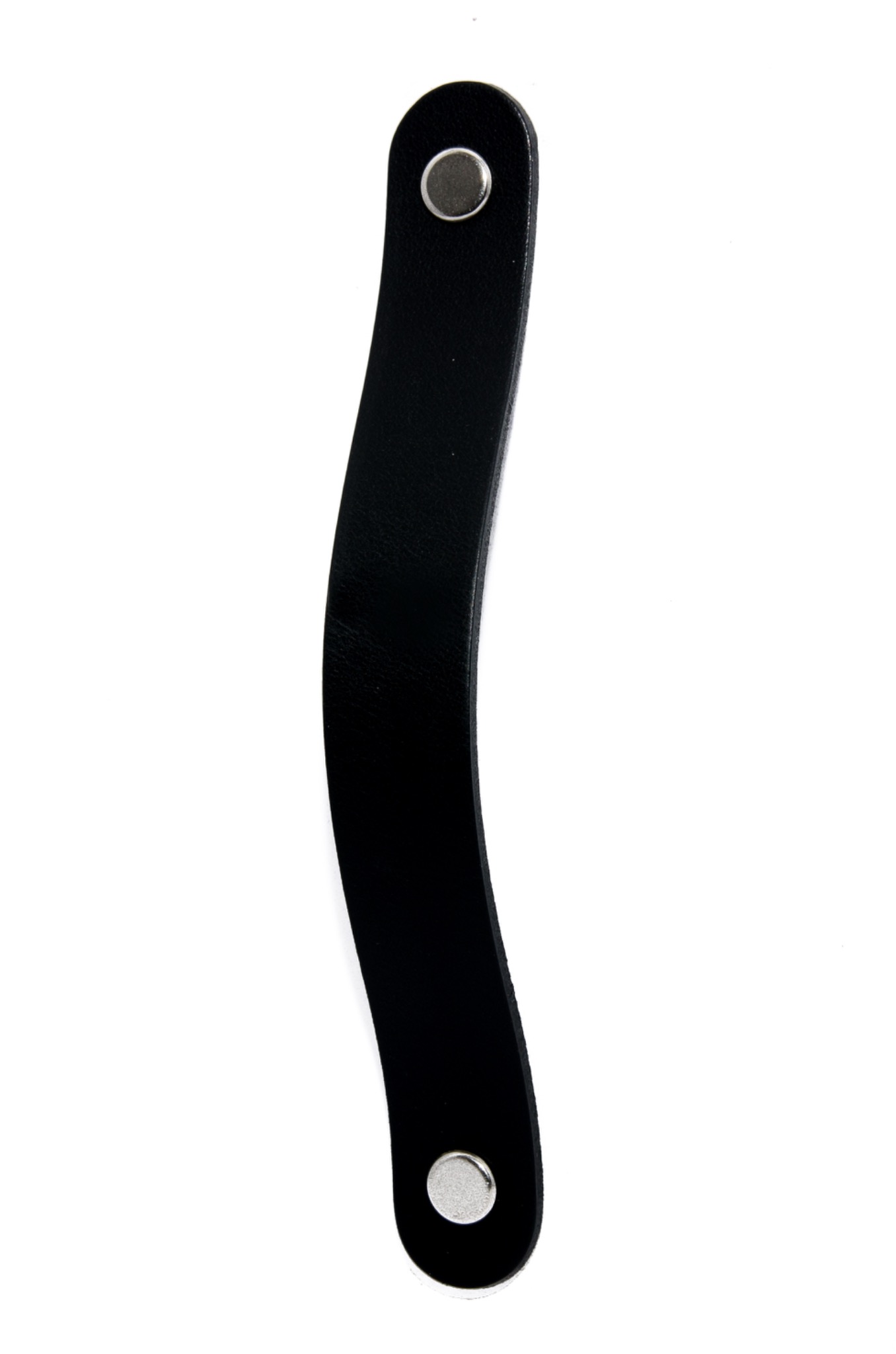 Czarny, skórzany pasek z metalowymi nitami na białym tle, lekko zakrzywiony.