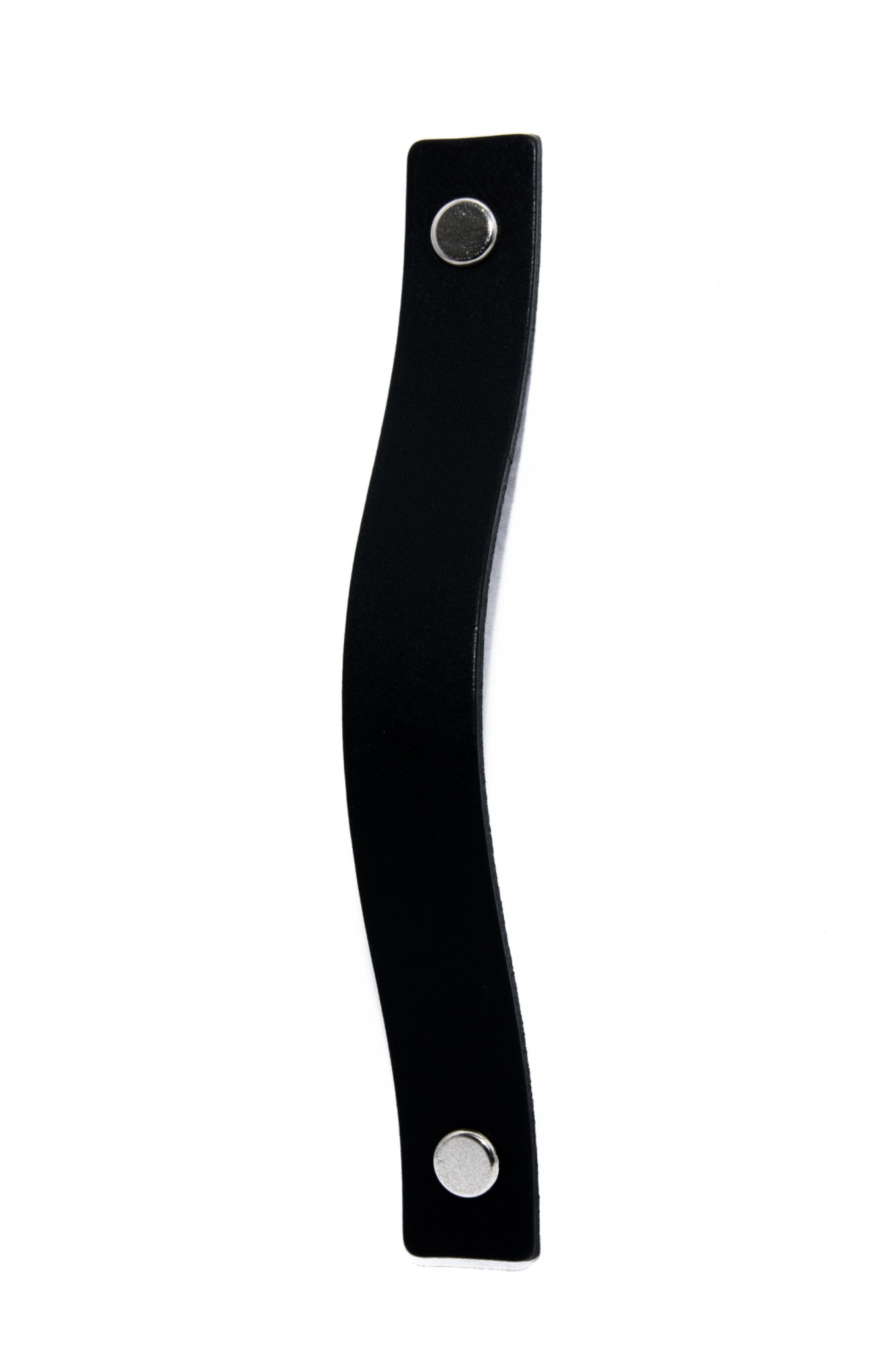 Czarny, zakrzywiony pasek skórzany mocowany na nity, na białym tle.