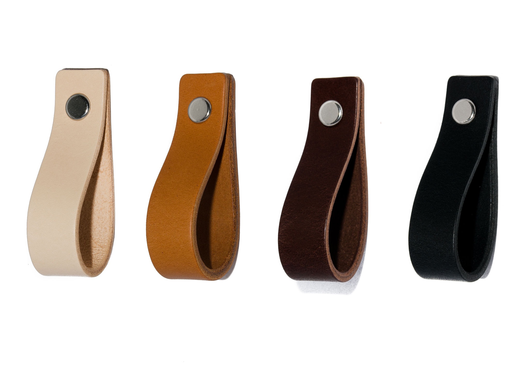 Cztery skórzane uchwyty meblowe w odcieniach beżu, brązu i czerni, przymocowane srebrnymi nitami, na białym tle.