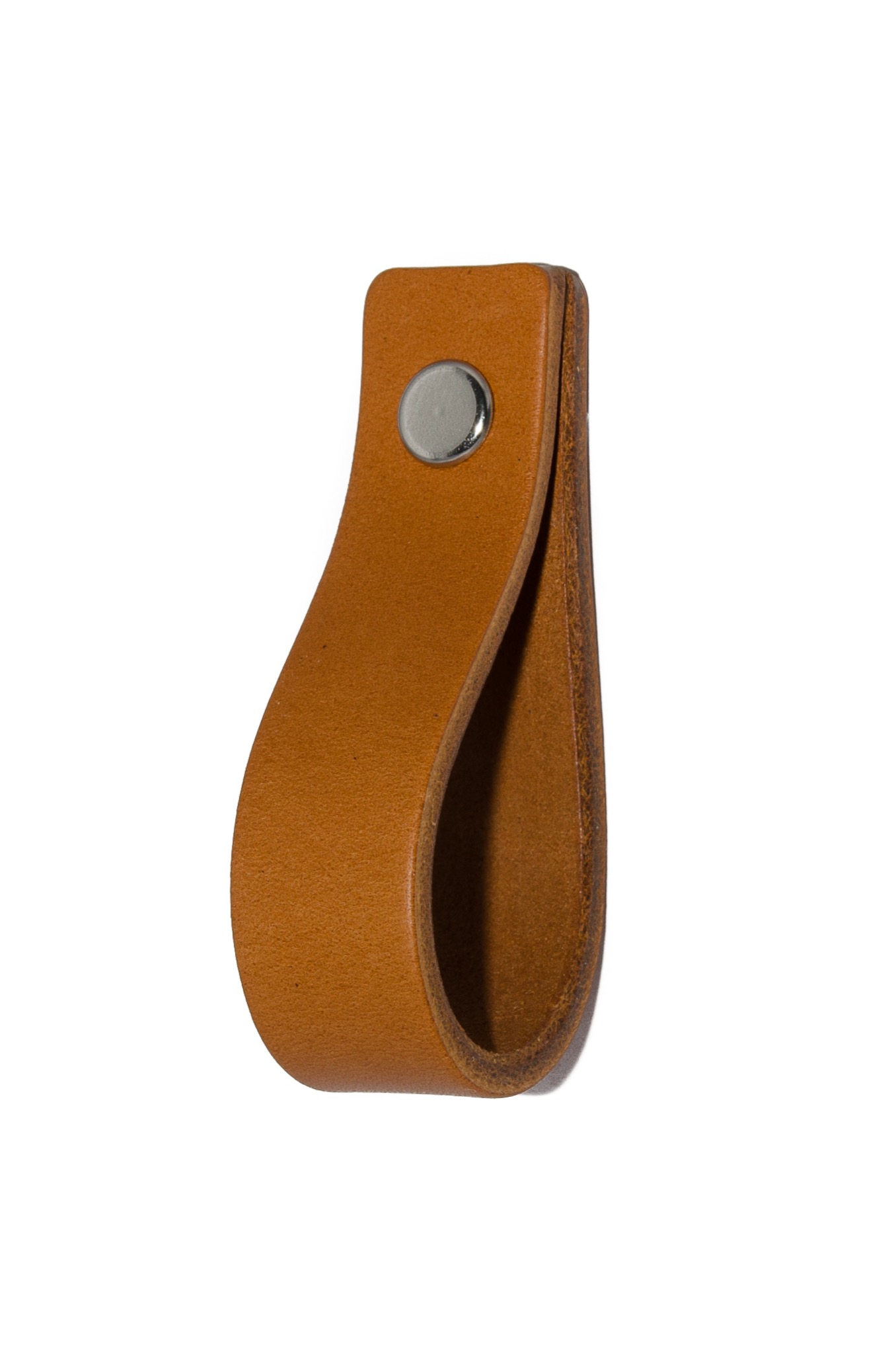 Brązowy skórzany uchwyt meblowy, mocowany na srebrny nit, na białym tle.