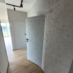 System ukrytych drzwi i beton szary