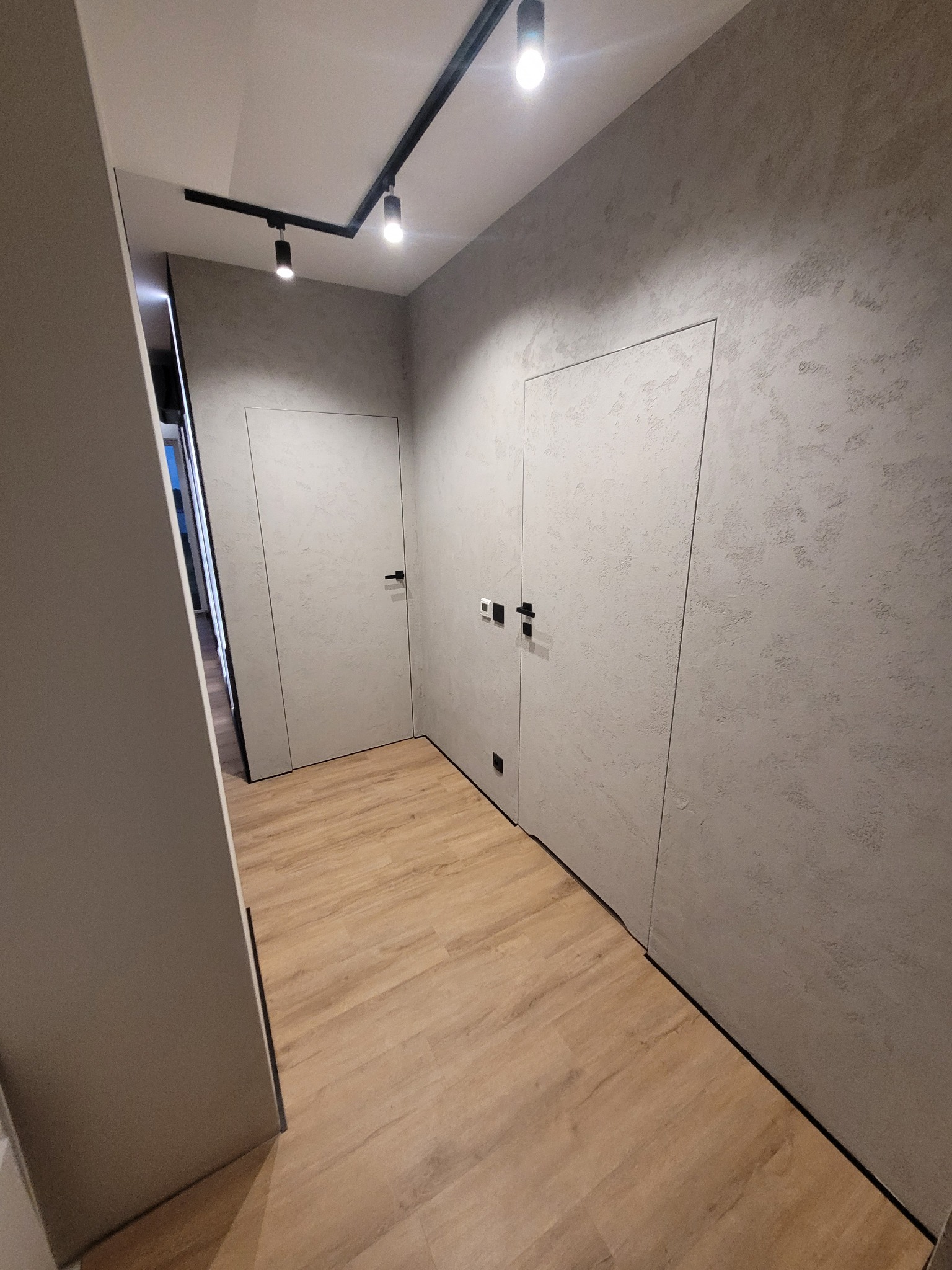 Ukryte drzwi + beton szary