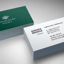 Dwa stosy wizytówek: zielona z logo 'Adwokatura Polska' i biała z danymi kontaktowymi adwokata Dominika Dworaka, w tym adres kancelarii w Katowicach i adres e-mail.