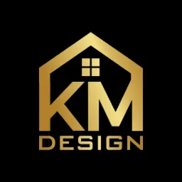 Złote logo firmy KM Design, przedstawiające stylizowany obrys domu z oknem na czarnym tle.