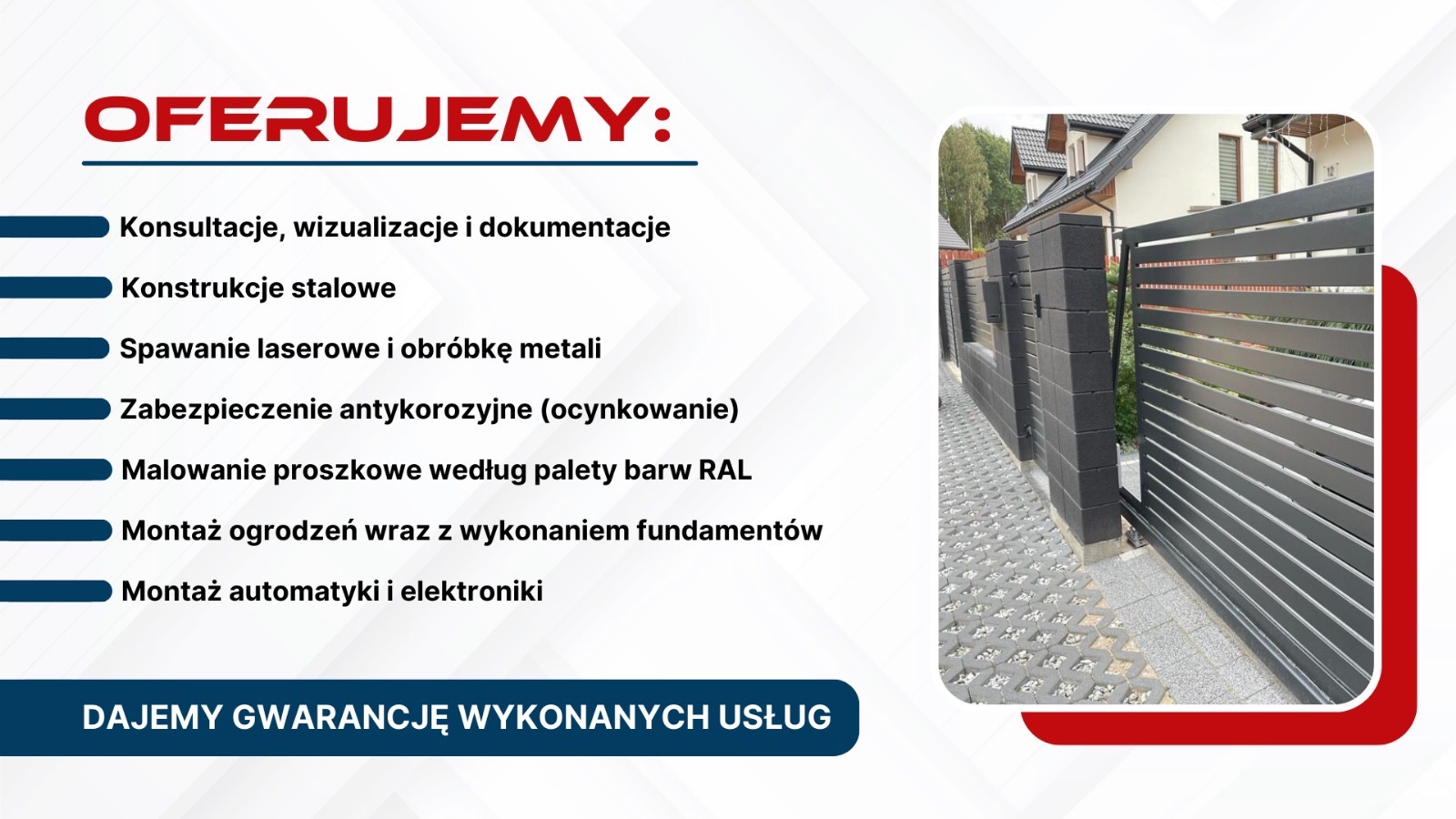Nowoczesne, poziome przęsła w kolorze antracytowym z betonowymi słupkami ogrodzenia posesji z domem jednorodzinnym w tle, ułożone na kostce brukowej.