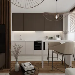 Nowoczesne wnętrze mieszkania z otwartą kuchnią: brązowe szafki wiszące, białe dolne szafki, wysoki stół barowy z krzesłami, telewizor na szafce RTV i dekoracyjne lampy wiszące.