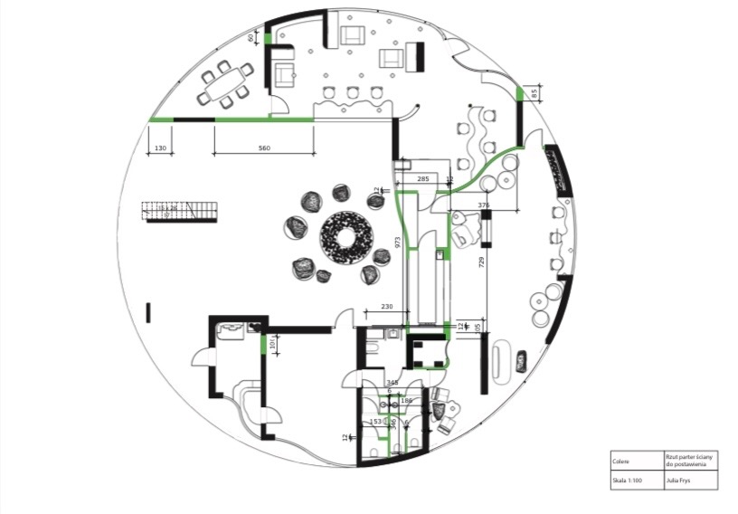 Rzut parteru okrągłego domu z zaznaczonymi wymiarami ścian, meblami i elementami dekoracyjnymi, przedstawiony w skali 1:100, z podpisem projektanta.