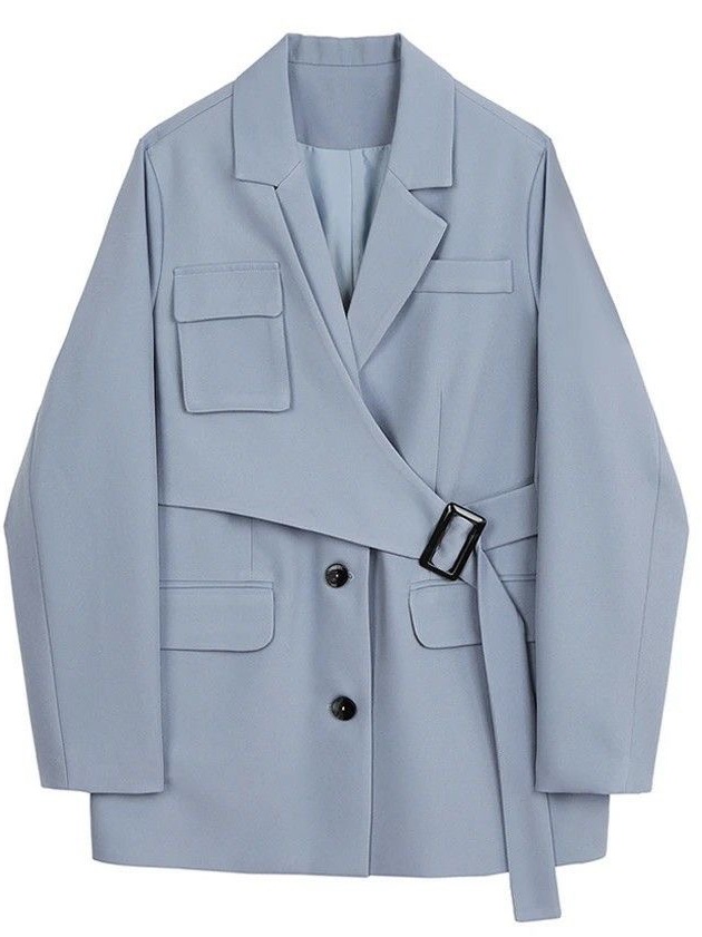 Błękitny damski blezer z paskiem i kieszeniami, zapinany na dwa guziki. Widoczne detale: pasek z klamrą, klapy, kieszenie. Elegancki styl, gładka tkanina.