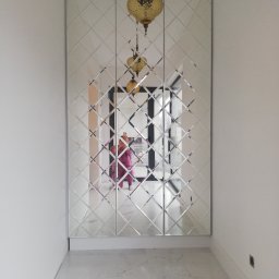 Piękna szafa z frontami z fazowanych luster