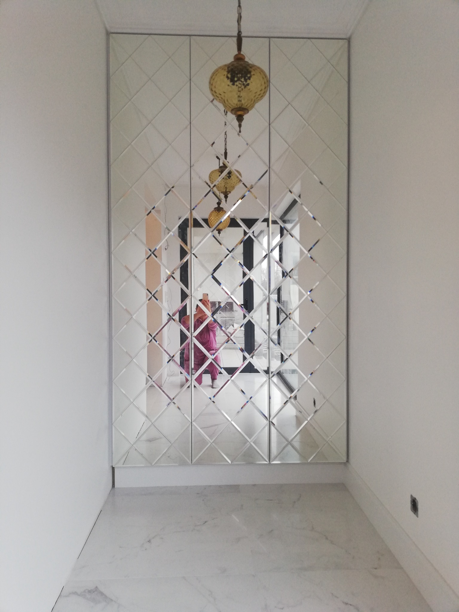 Piękna szafa z frontami z fazowanych luster