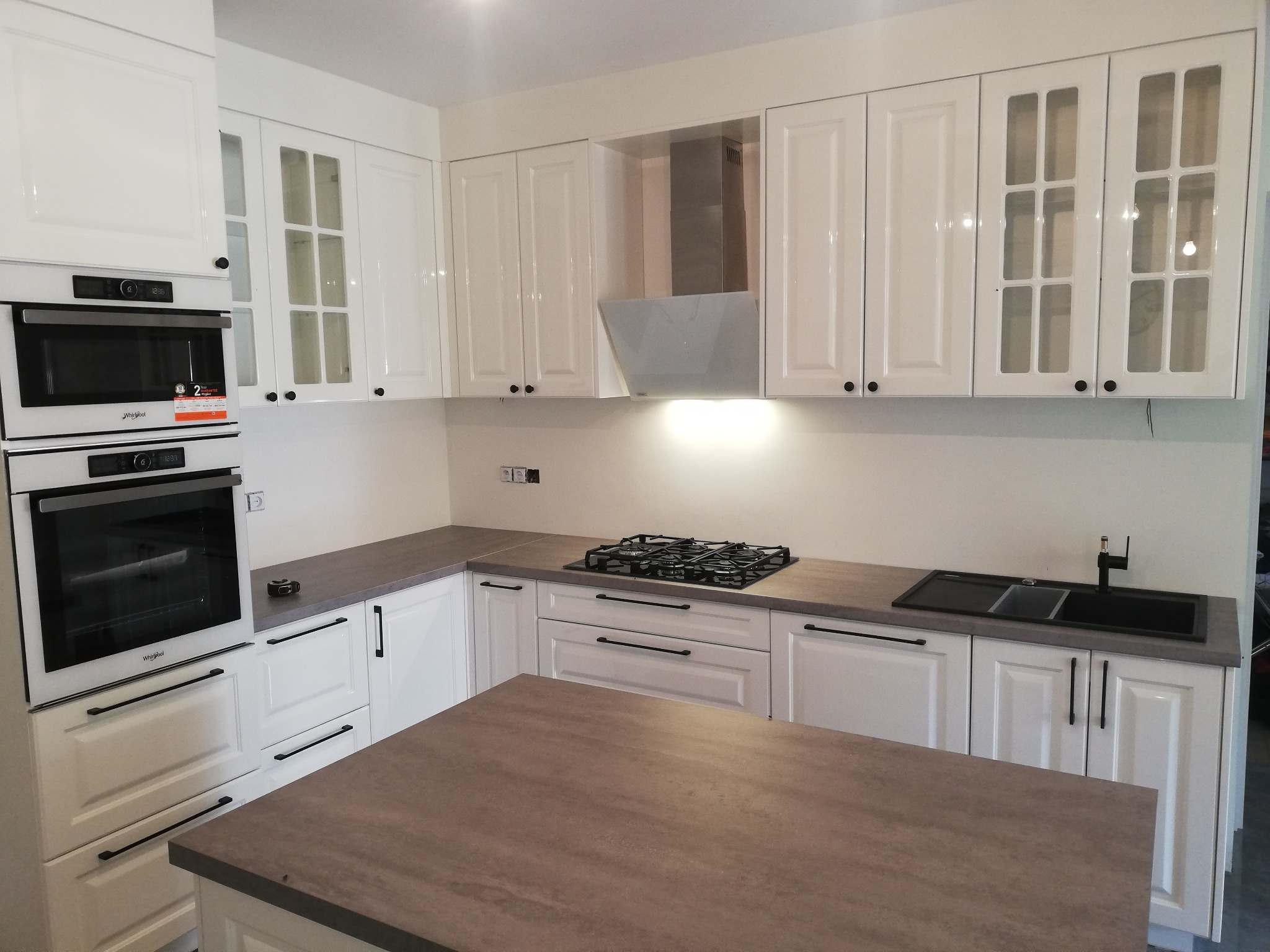 fronty lakier połysk , blat beton milenium ,kuchnia w stylu klasycznym