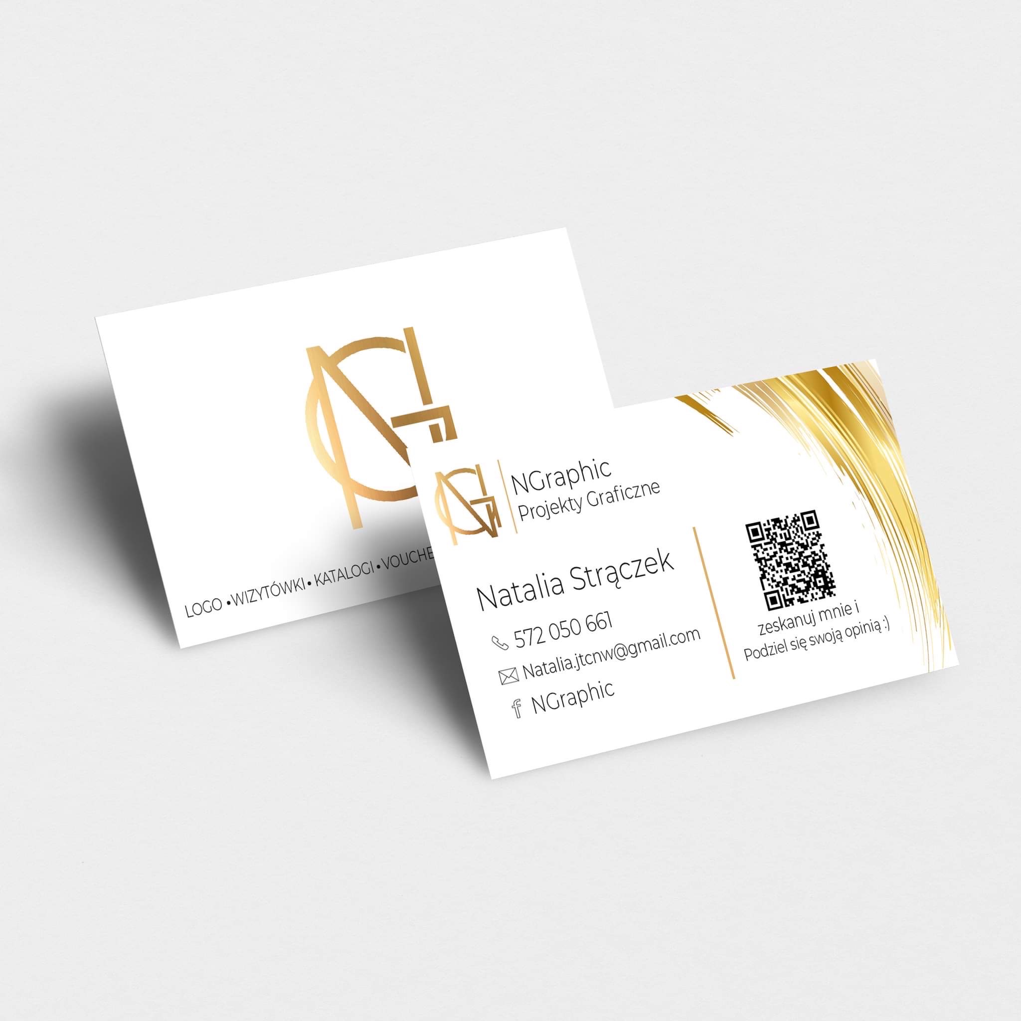 Dwie wizytówki z logo NGraphic w złotym kolorze, jedna leży płasko, druga pod kątem, z widocznymi danymi kontaktowymi i QR kodem.