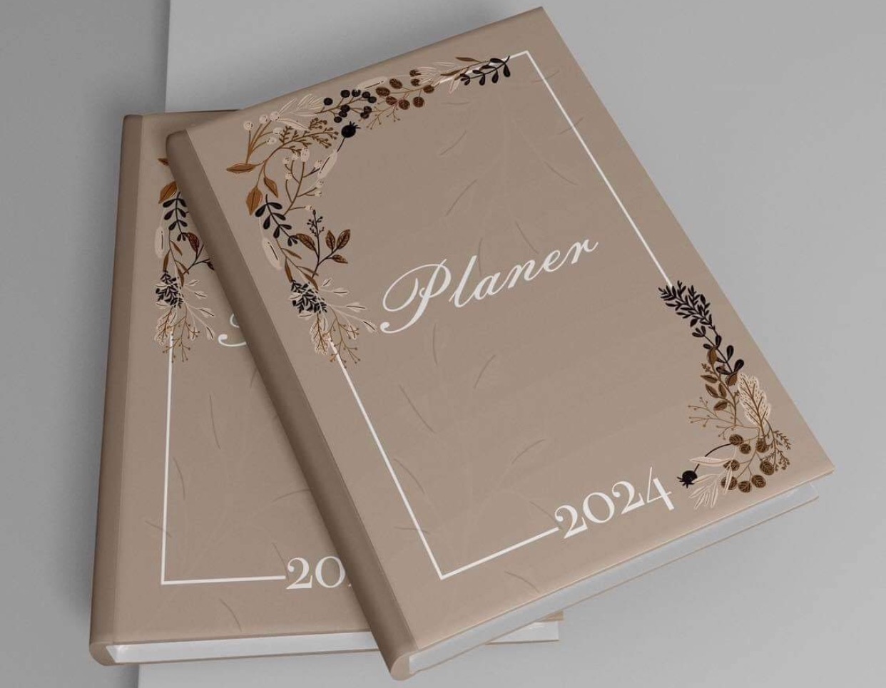 Dwa beżowe planery na rok 2024 z dekoracyjnymi motywami roślinnymi w rogach i napisem 'Planer' w ozdobnej czcionce.