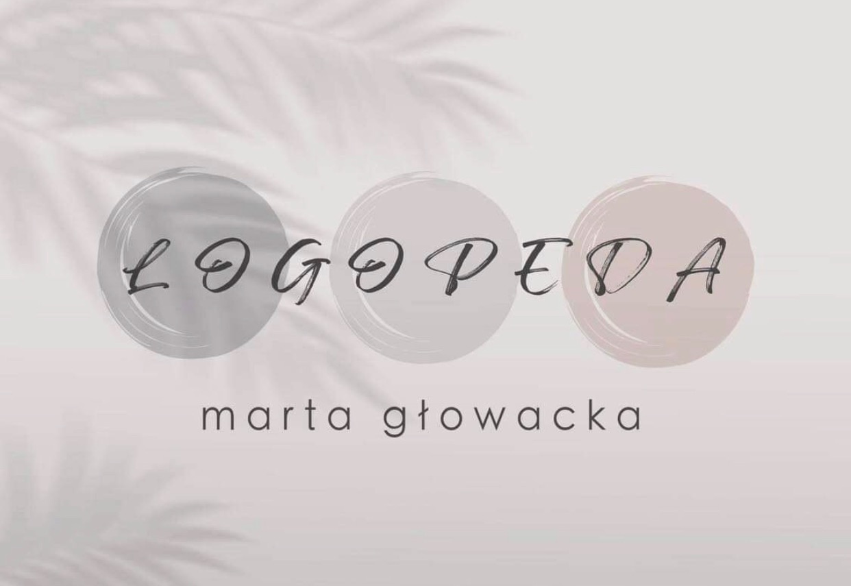 Minimalistyczne logo logopedy Marty Głowackiej z trzema okręgami w odcieniach szarości i różu, delikatne cienie liści w tle.