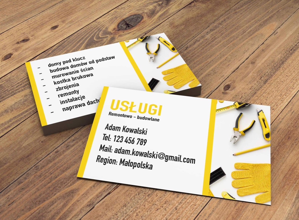 Dwie wizytówki z usługami remontowo-budowlanymi na drewnianym tle, z grafiką narzędzi budowlanych w żółto-czarnej kolorystyce.