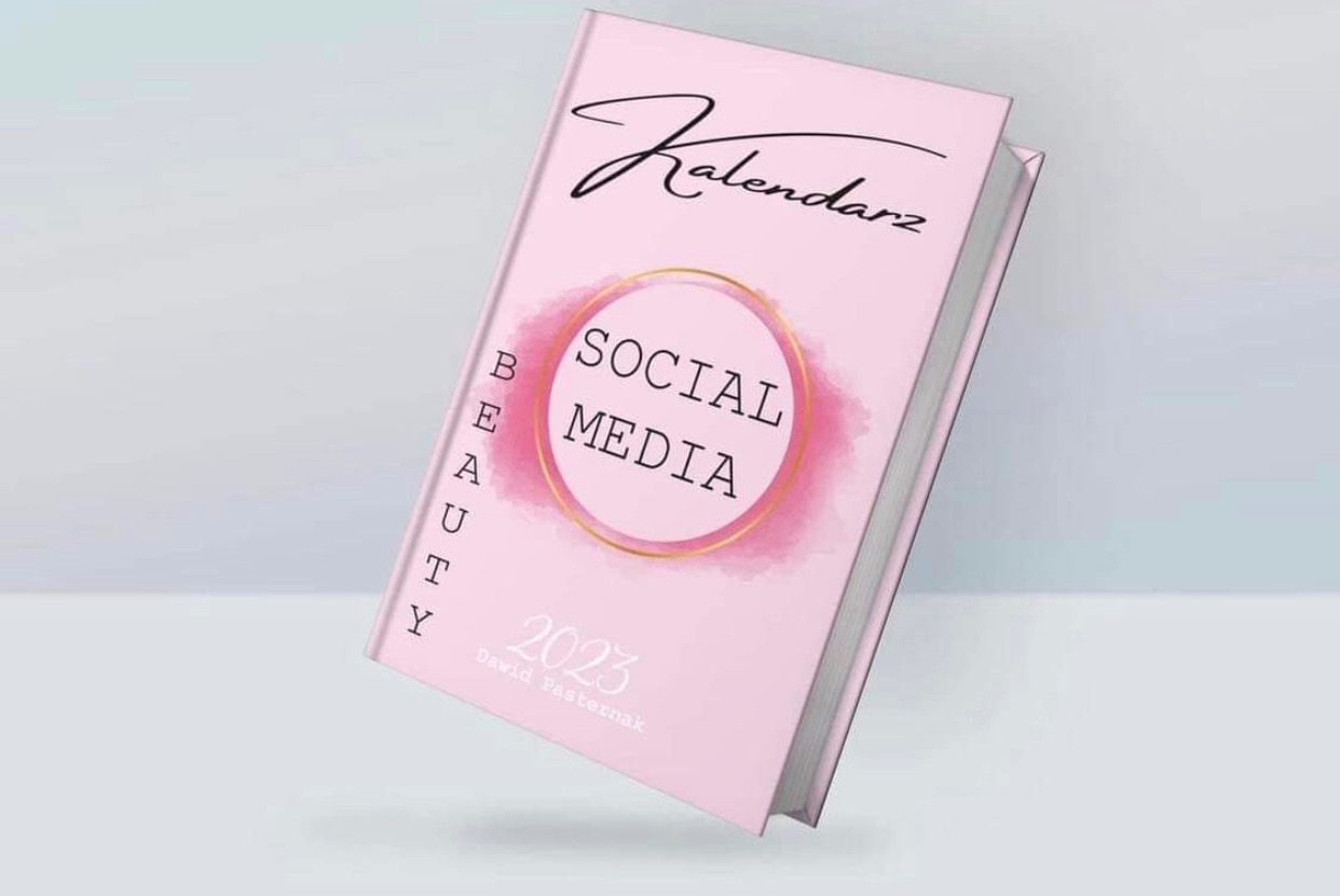 Różowy kalendarz beauty na 2023 rok z napisem 'Social Media' w okręgu