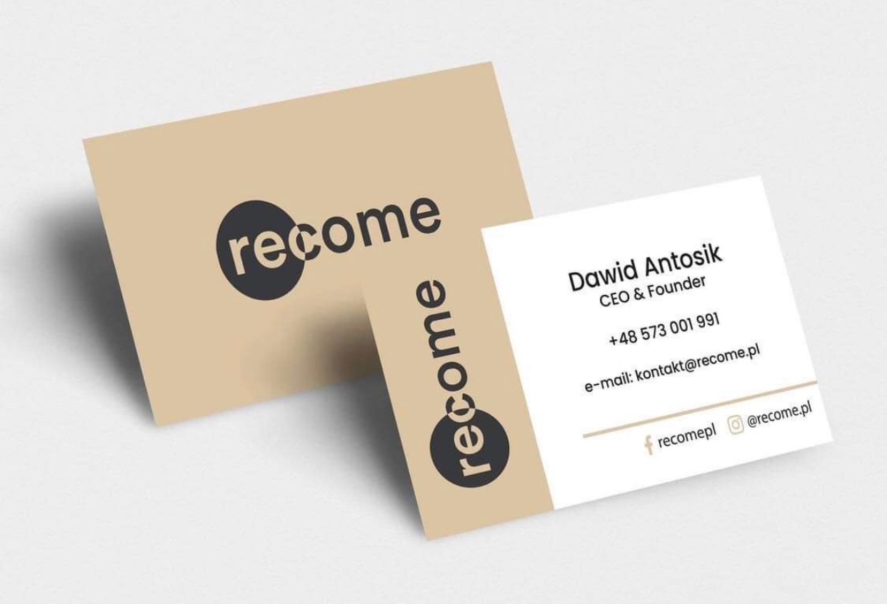 Trzy wizytówki firmy Recome ułożone warstwowo, ukazujące logo i dane kontaktowe Dawida Antosika, CEO & Founder, na białym tle.