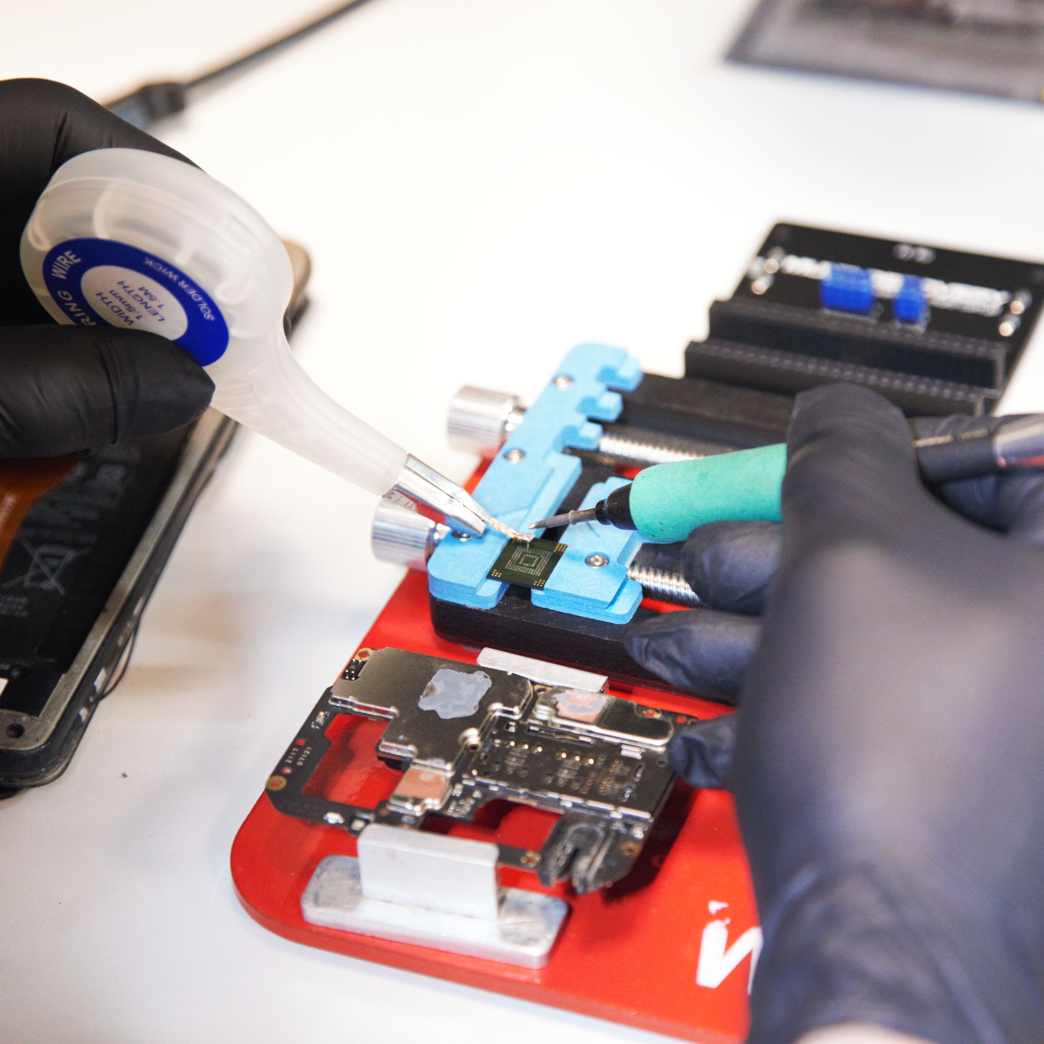 Technik podczas odzysku danych z telefonu Huawei