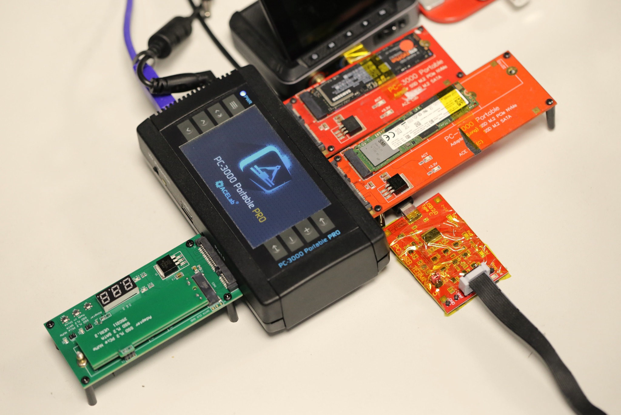 Profesjonalne narzędzie PC-3000 Portable PRO z adapterami SSD M.2 PCIe/NVMe/SATA na jasnym tle, używane do zaawansowanego odzyskiwania danych.