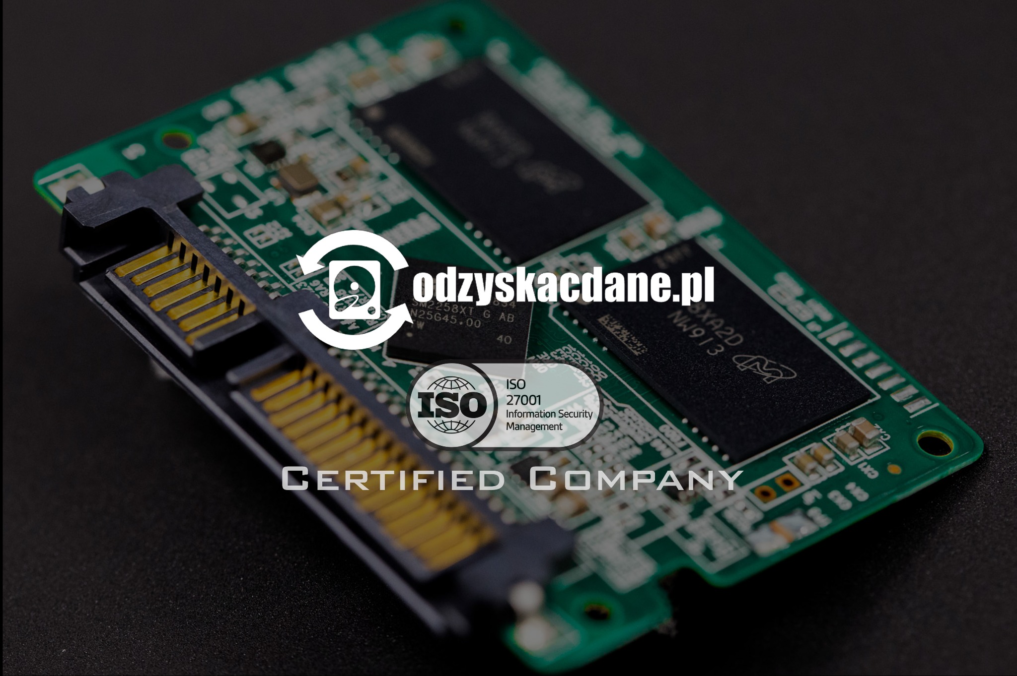 Płyta SSD na czarnym tle, z logotypem firmy odzyskującej dane i certyfikatem ISO 27001, co podkreśla bezpieczeństwo danych. Widoczne układy scalone i złącza.