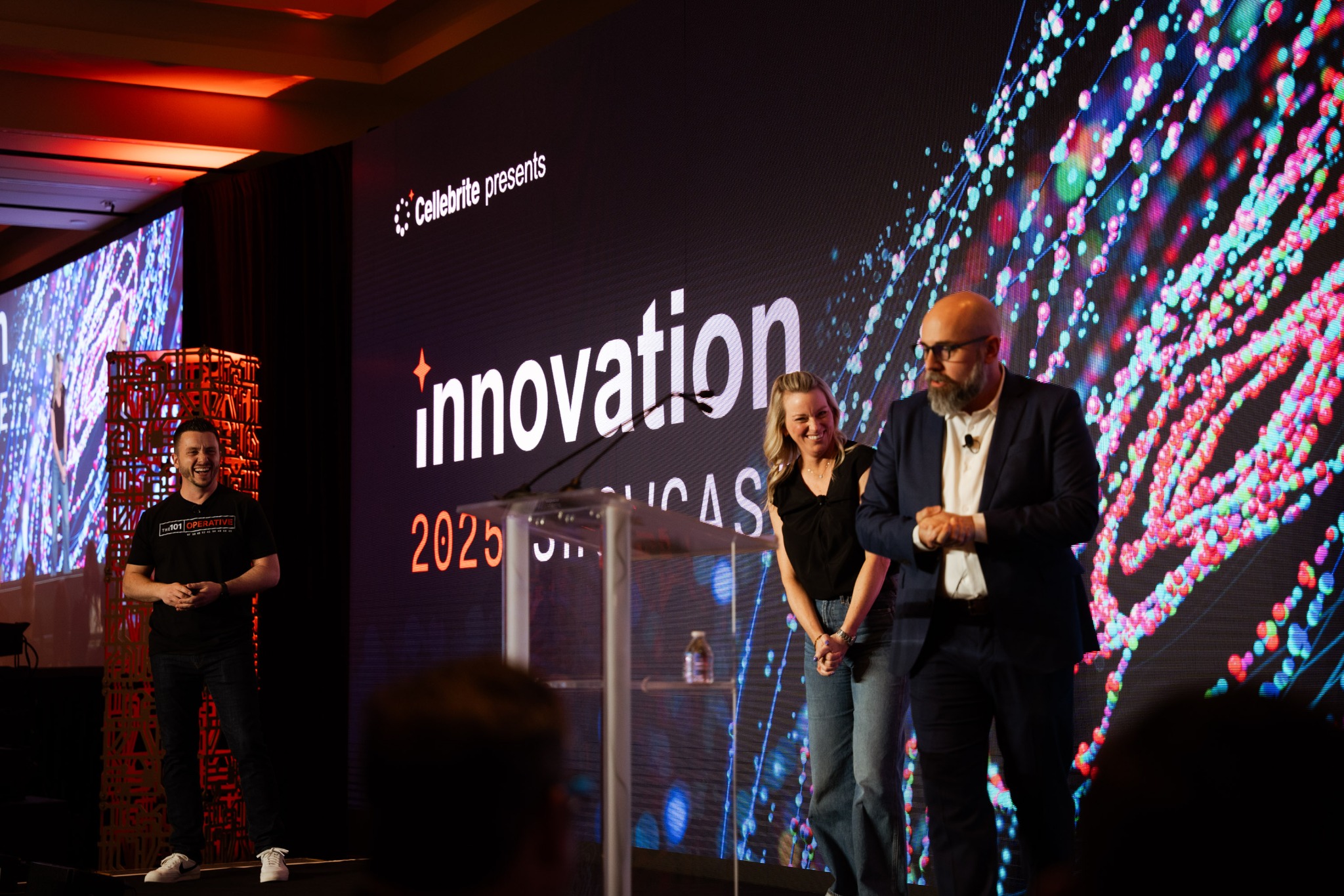 Konferencja Cellebrite C2C w Waszyngtonie: prelegenci na scenie z logotypem Cellebrite i napisem 'innovation 2025'. Uczestnicy w tle, oświetlenie sceniczne.