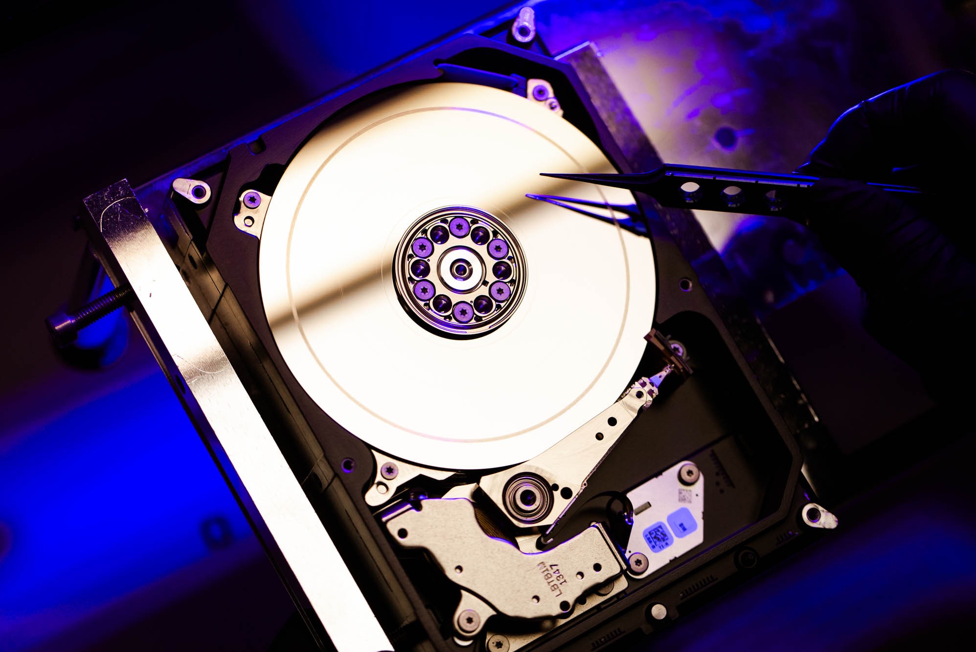 Seagate - ST4000DM000 - zapiłowany plater, zdewastowane głowice RW oraz metaliczny pył (widoczny dopiero w UV)