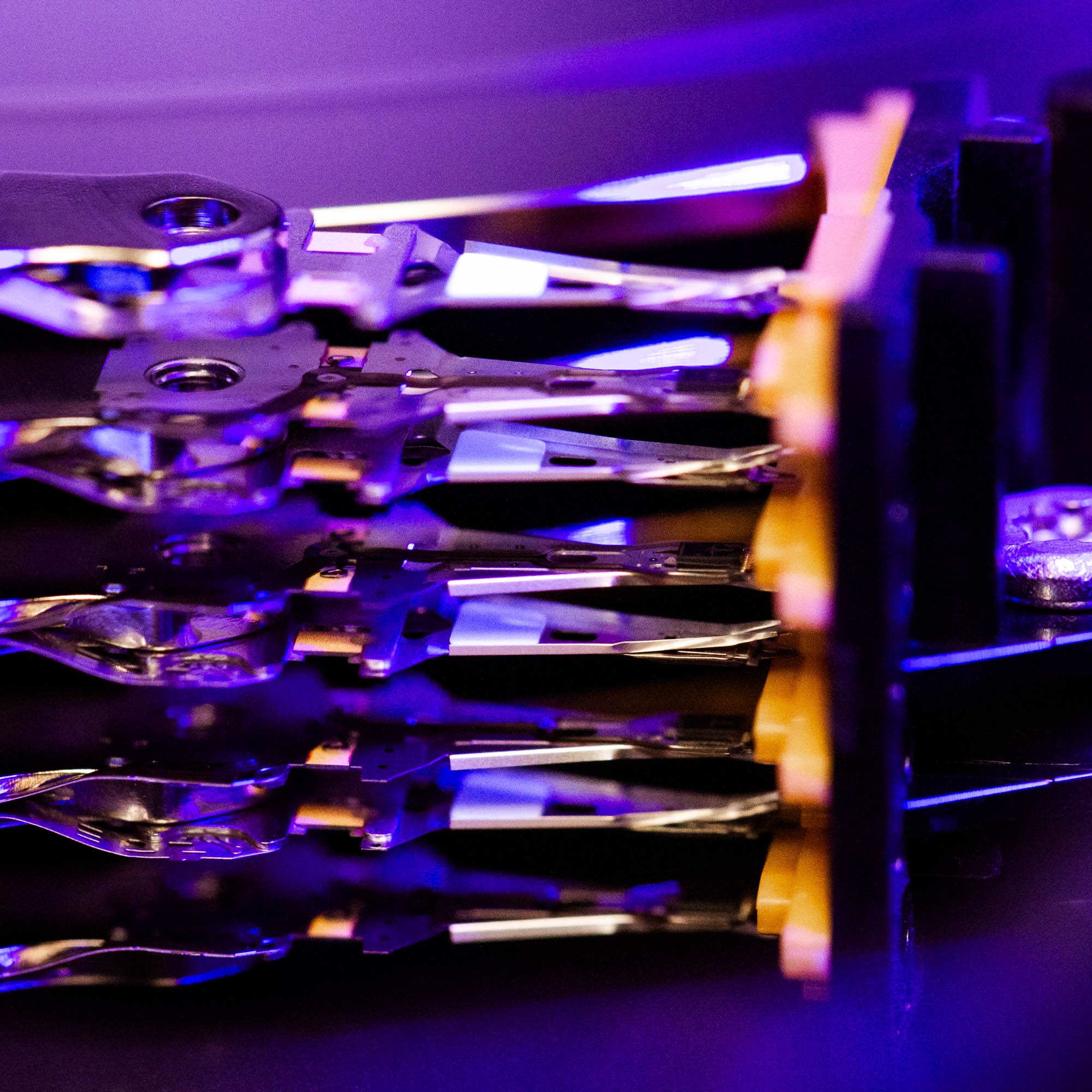 Zespół Głowic w dysku ST4000DM000 1F2168-300 w świetle UV