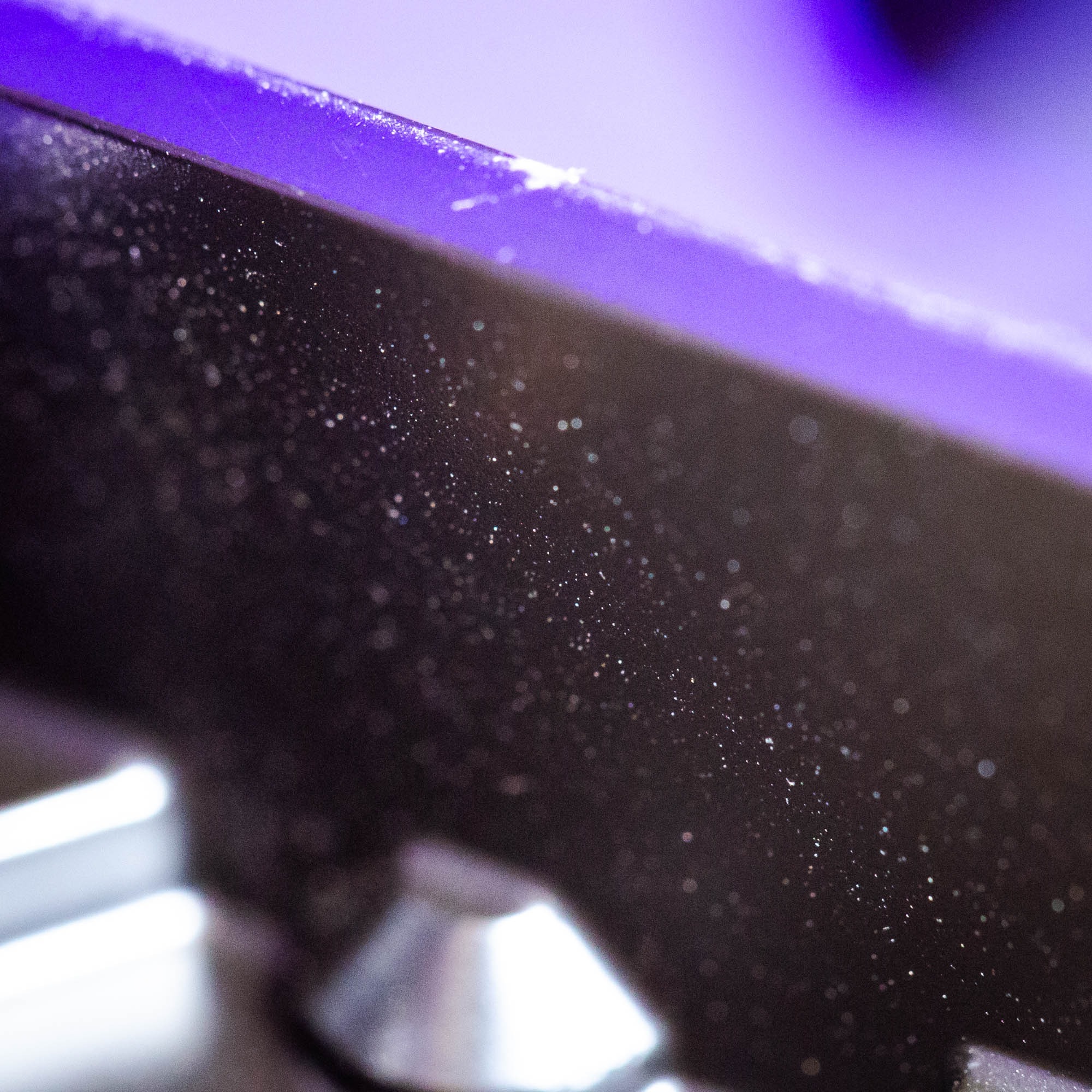 Dysk ST4000DM000 w środku pod światłem UV (Zbliżenie na opiłki z platera)