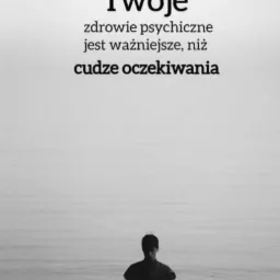 Czarno-białe zdjęcie osoby zanurzonej w wodzie, z napisem 'Twoje zdrowie psychiczne jest ważniejsze, niż cudze oczekiwania' u góry, symbolizujące dbanie o własne samopoczucie.