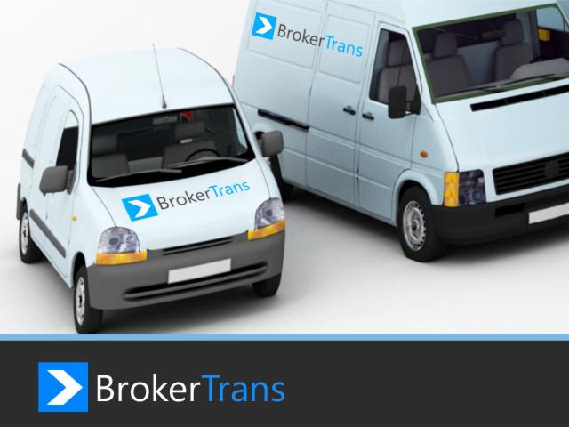 Dwa białe busy z logo BrokerTrans, jeden mniejszy z przodu, drugi większy z tyłu, na białym tle.