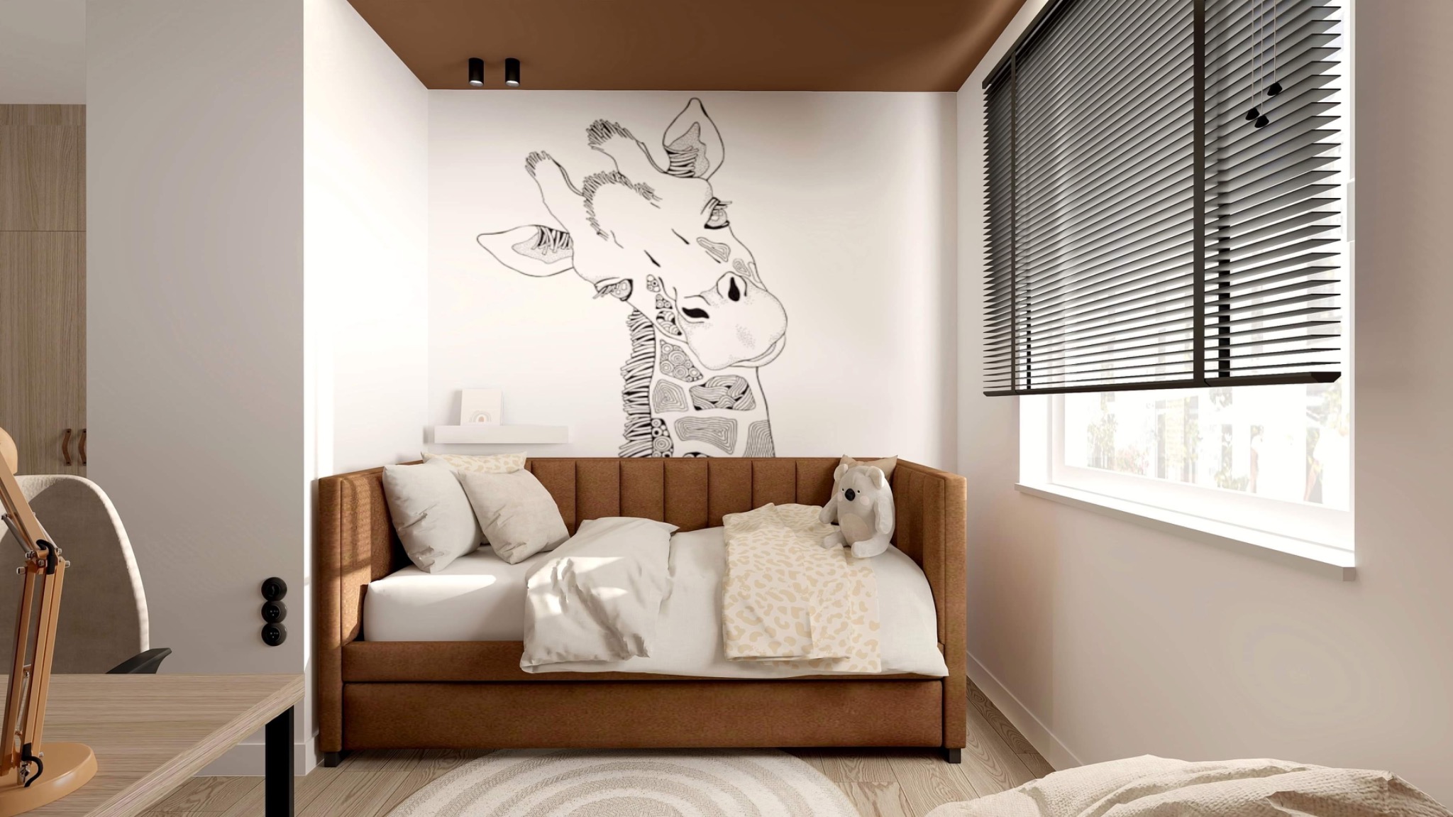 Pokój dziecięcy z brązową sofą, rysunkiem żyrafy na ścianie i roletami w oknie, oświetlony światłem dziennym.